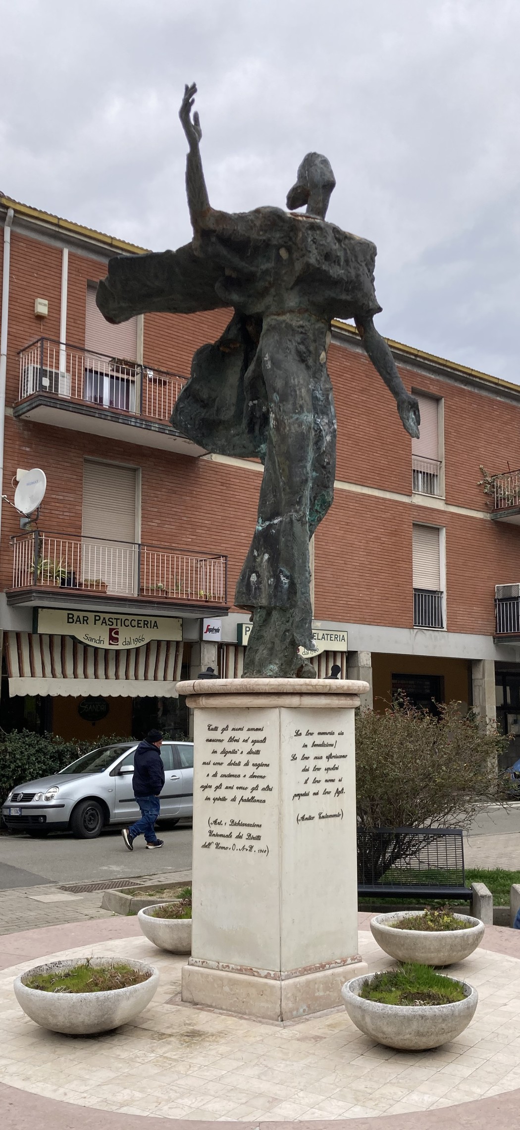 Monumento commemorativo di bronzo, eretto per onorare i caduti di Monte Sole, con iscrizioni su base.