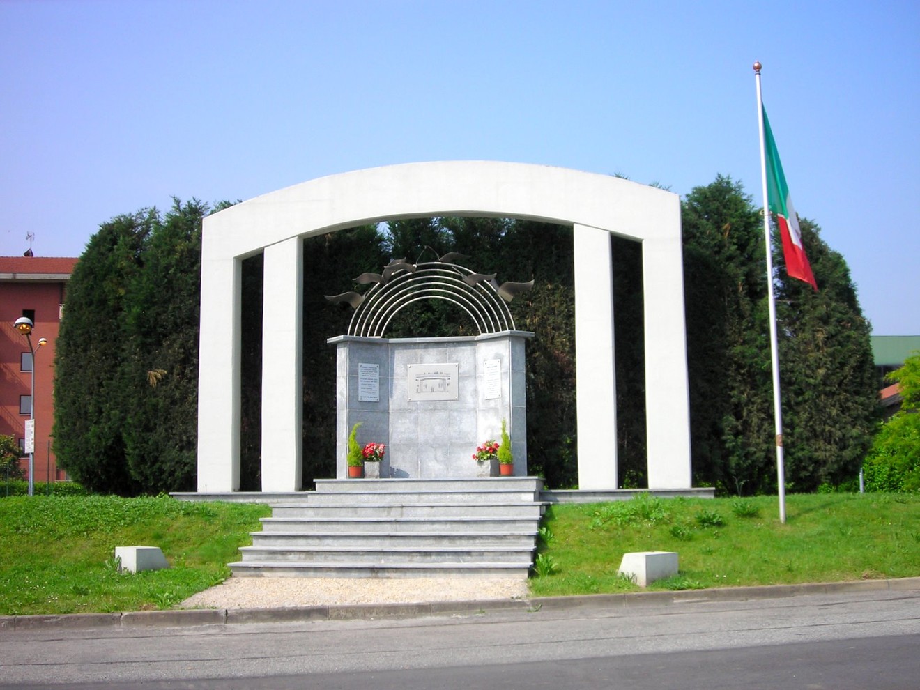 Monumento commemorativo ai partigiani, situato al ponte dell'autostrada, simbolo di libertà e resistenza.