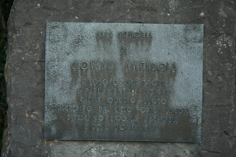 Monumento dedicato a Giovanni Amendola, filosofo e scrittore, situato in un contesto naturale suggestivo.