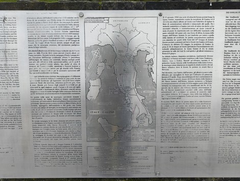 Cimitero di guerra sudafricano con mappe e informazioni storiche sui conflitti in Italia.