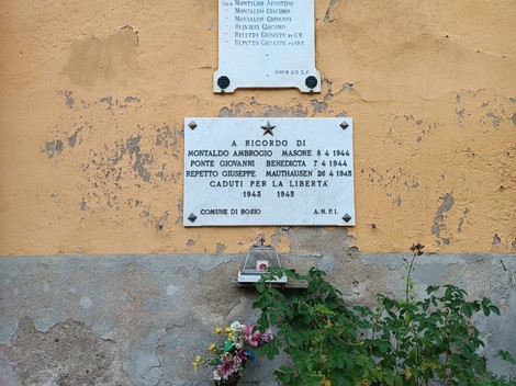 Lapide commemorativa dedicata ai caduti per la libertà, con nomi e date, situata a Boso.