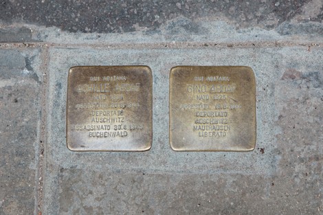 Pietre d'inciampo dedicate a vittime della Shoah, con nomi e date di deportazione e liberazione.