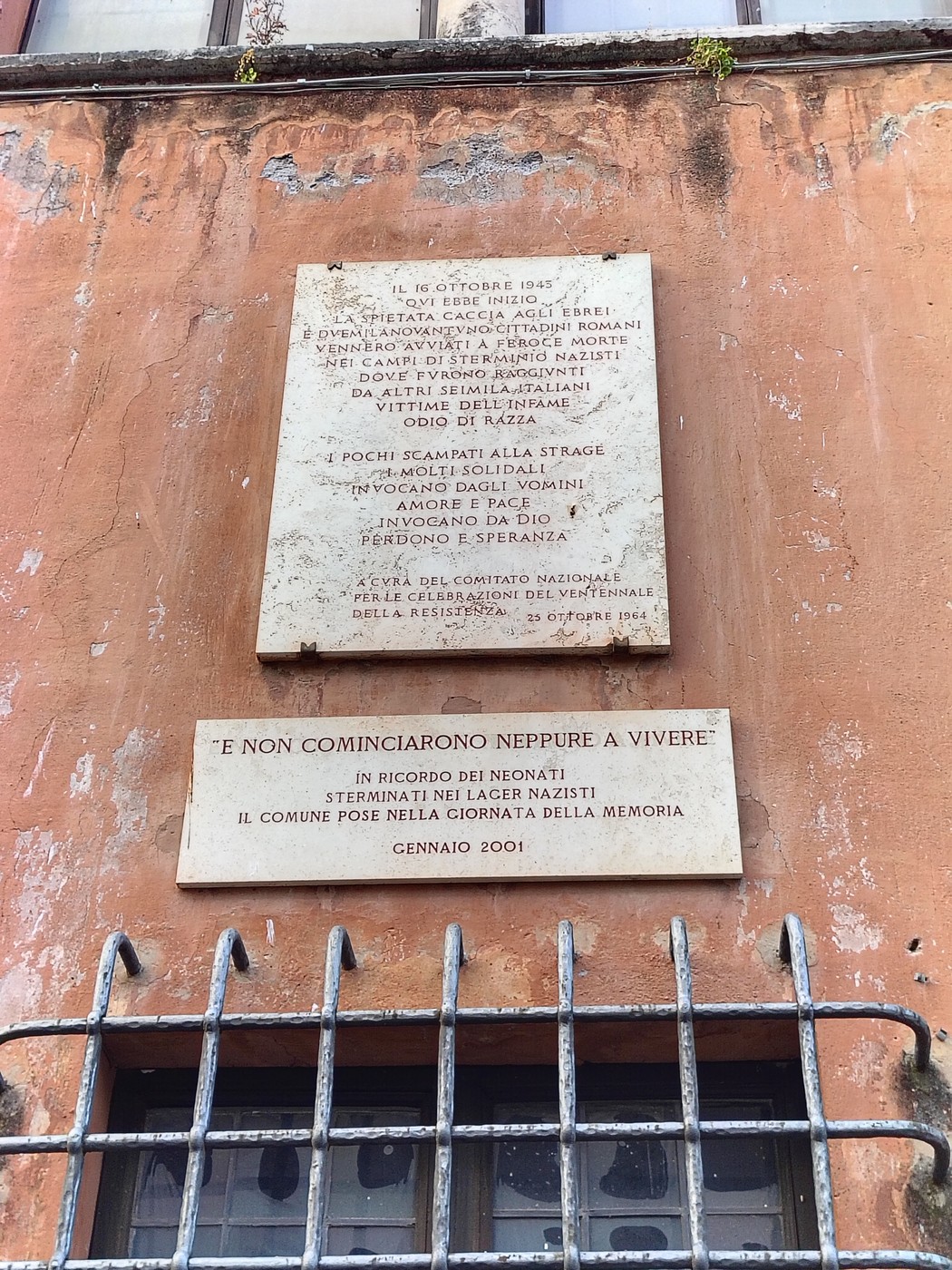 Lapidi commemorative dedicate alle vittime della deportazione e sterminio degli ebrei. Memoria storica e riflessione.