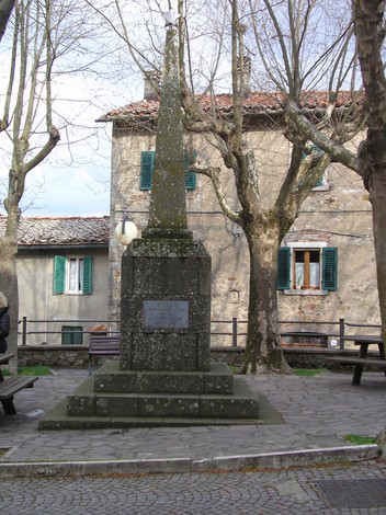 Monumento commemorativo per il decennale della Resistenza, situato in un contesto storico e naturale suggestivo.