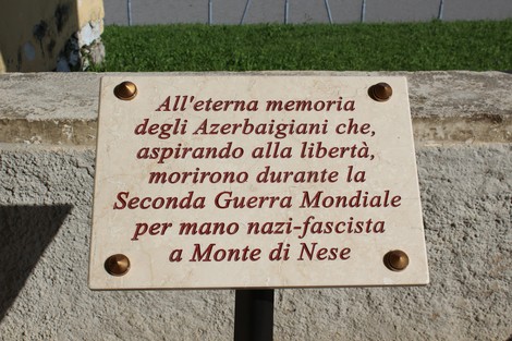 Targa commemorativa dedicata ai disertori azeri caduti nella Seconda Guerra Mondiale.