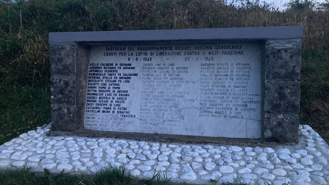 Monumento dedicato alla Vecchia Centocroci, commemorando la lotta contro il nazifascismo.