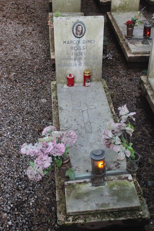 Tombe perpetue dei caduti per la Libertà, con candele e fiori decorativi su una lapide.