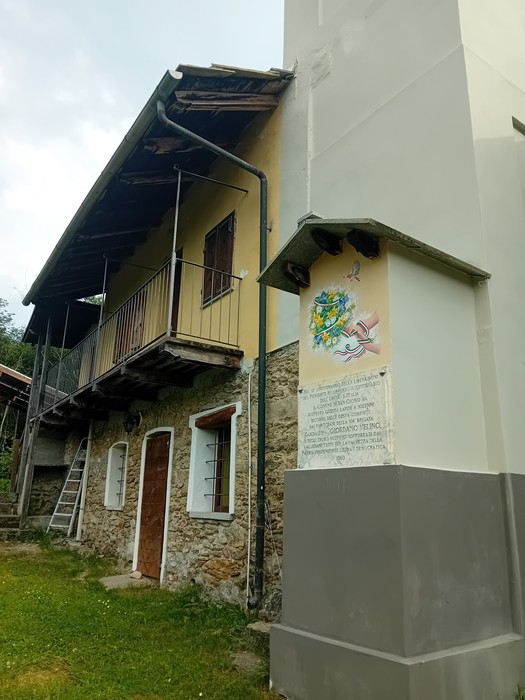 Lapide commemorativa della 106° Brigata Giordano Velino affissa su una parete esterna di un edificio.