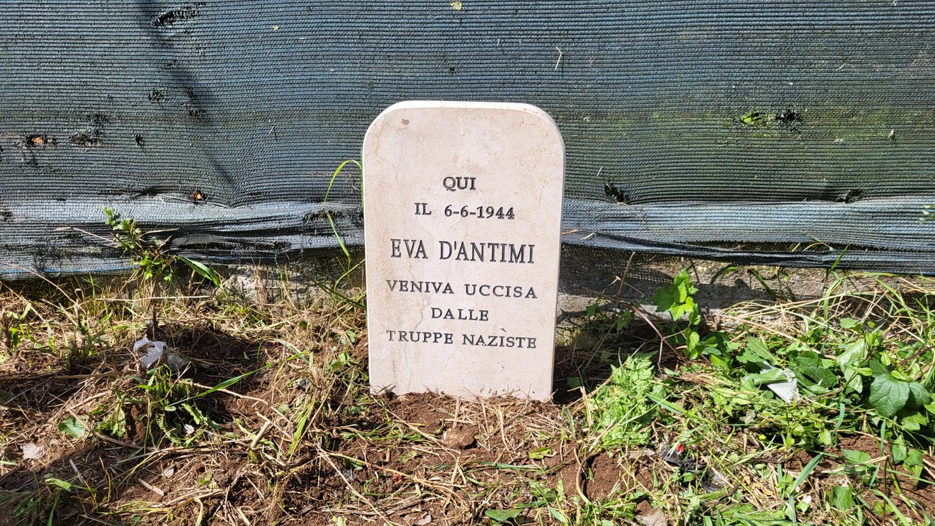 Cippo commemorativo in onore di Eva D'Antimi, vittima delle truppe naziste il 6 giugno 1944.