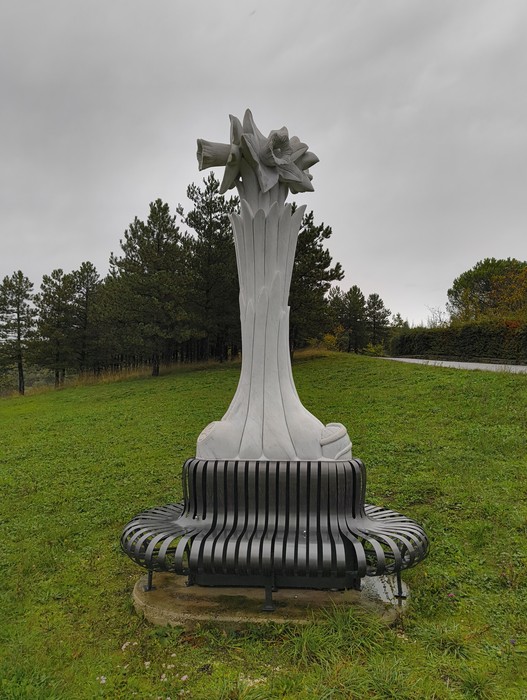 Monumento ai soldati sudafricani, scultura commemorativa immersa nel verde circostante.