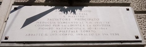 Lapide commemorativa dedicata a Salvatore Principato, con dettagli storici e omaggio alla sua memoria.
