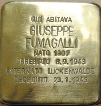 Pietra d'inciampo in ottone incastonata nel selciato, con iscrizione dedicata a Giuseppe Fumagalli.