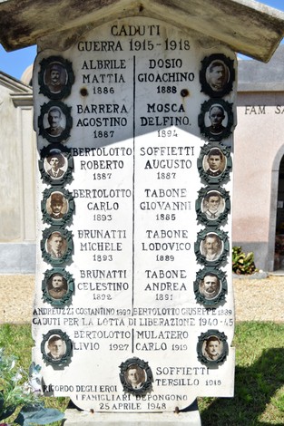 Monumento ai caduti di Brione, dedicato ai soldati della guerra 1915-1918, con nomi e fotografie.