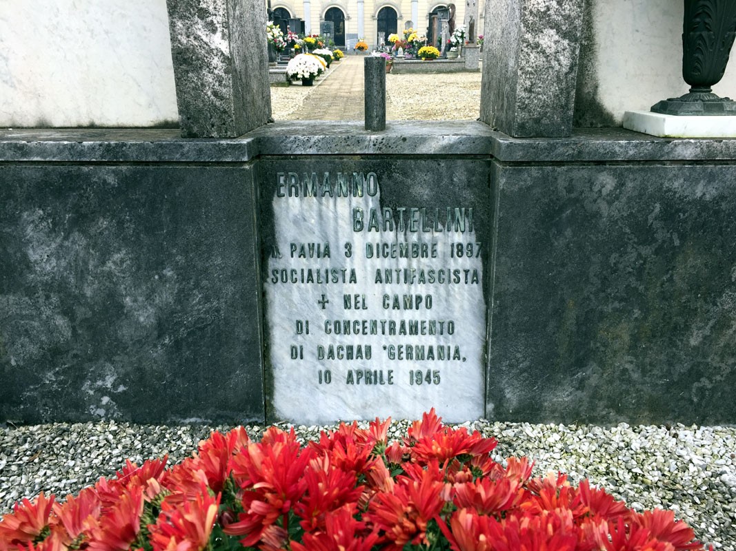 Sepolcro di Bartellini, dedicato a Ermano Bartellini, socialista antifascista, con decorazioni floreali.