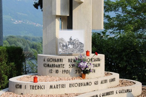 Sacrario dedicato alla 53a Brigata Garibaldi, con commemorazione dei martiri e ambiente naturale circostante.
