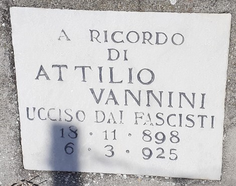 Cippo commemorativo in memoria di Attilio Vannini, ucciso dai fascisti nel 1925.