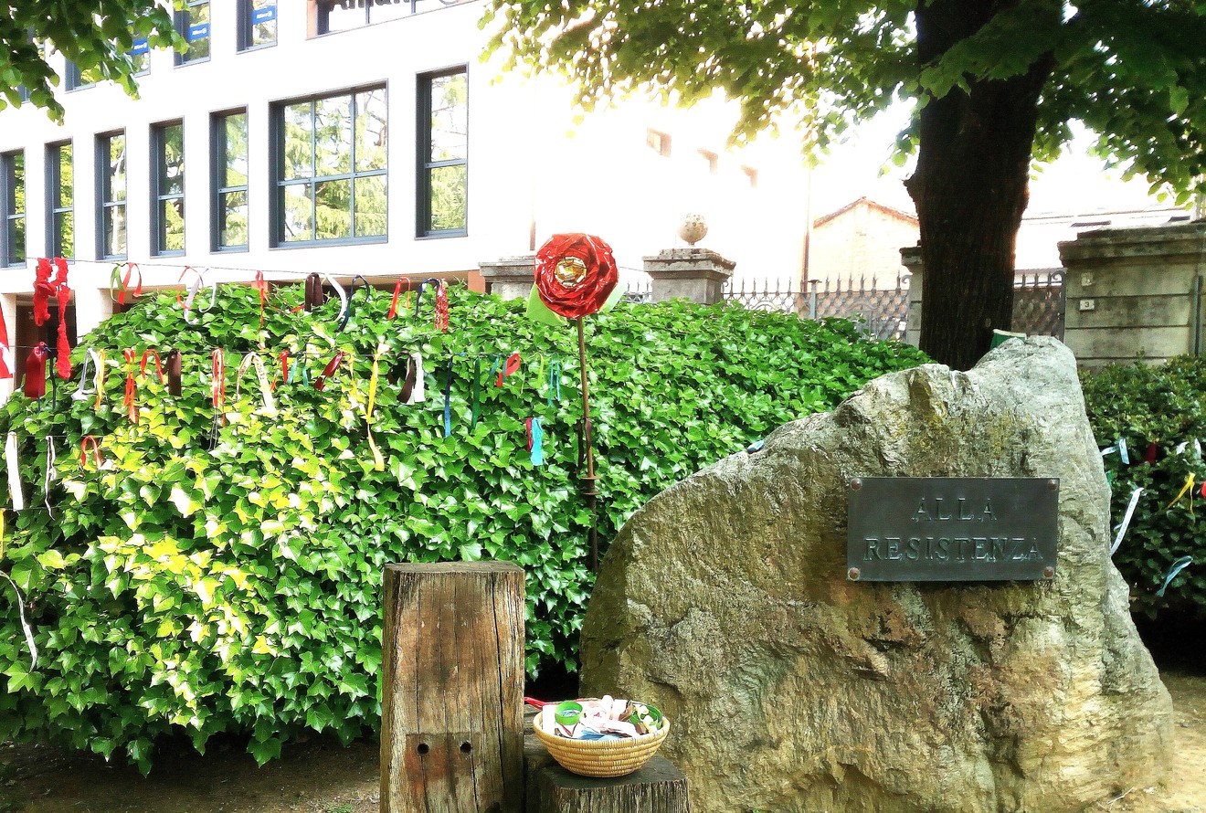 Monumento alla Resistenza, simbolo di commemorazione e memoria storica, immerso nel verde urbano.