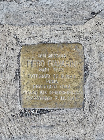 Pietra d'inciampo in ottone incassata nel selciato, con iscrizione dedicata a Piero Giavarini.