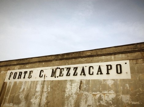 Murales che reinterpretano la propaganda nazifascista su un muro, evidenziando un messaggio di resistenza.