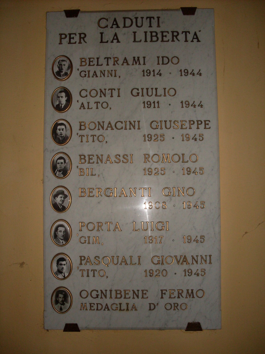 Lapide commemorativa dedicata ai caduti della Liberazione di Rubiera, con i nomi dei soldati eroici.
