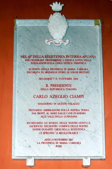 Lapidi commemorative nel Palazzo Ducale, commemorano la Resistenza e onorano la memoria dei caduti.