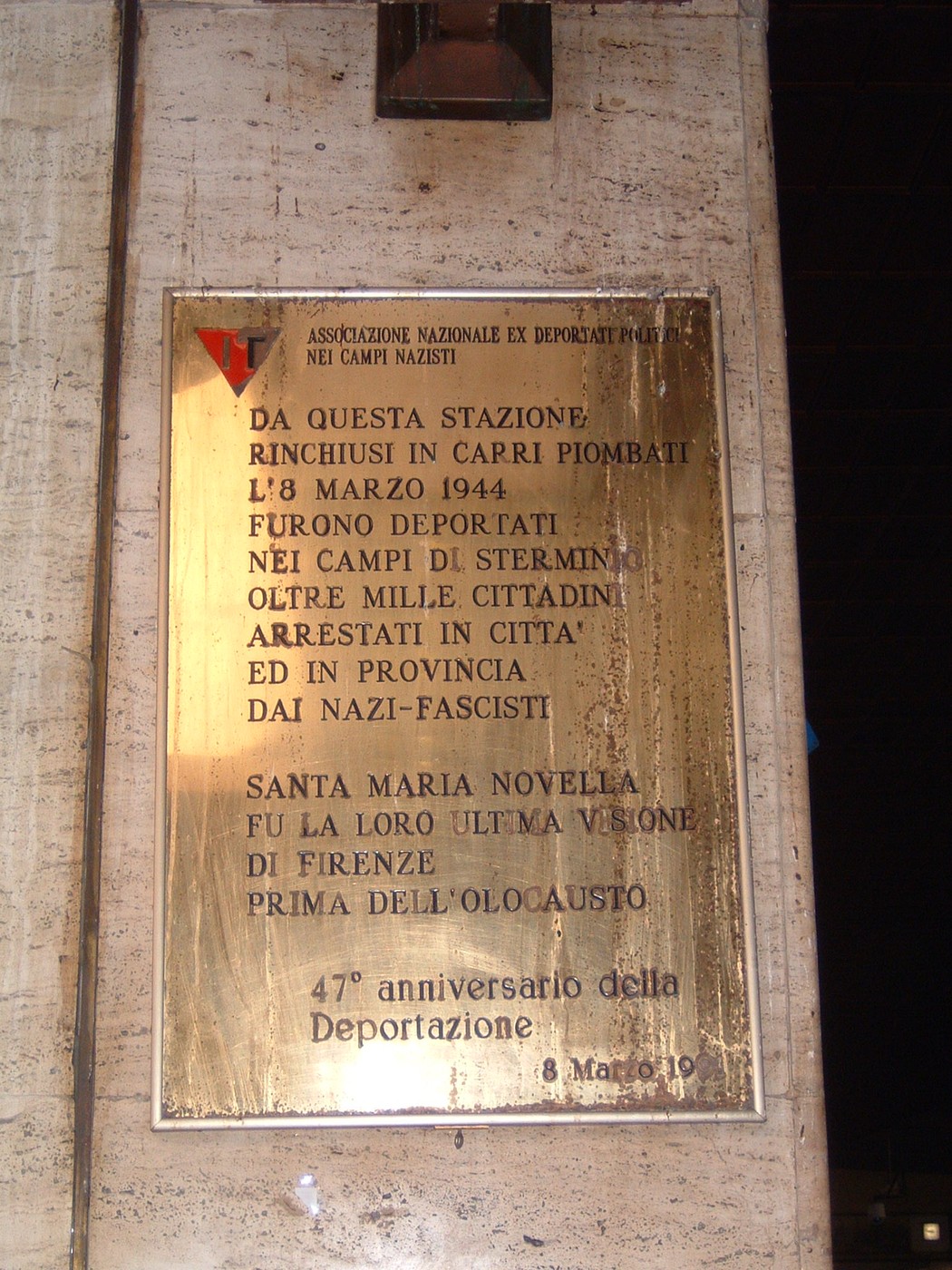 Lapide commemorativa ai deportati da Santa Maria Novella durante la Seconda Guerra Mondiale e l'Olocausto.