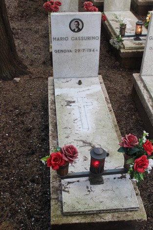 Tombe perpetue dei caduti per la Libertà, con fiori e candele commemorative.