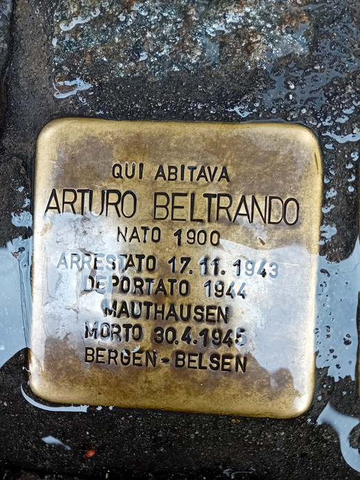 Pietra d'inciampo in ottone incastonata nel selciato, con iscrizione dedicata ad Arturo Beltrando.