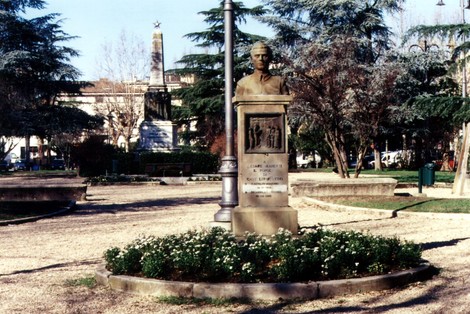 Monumento a Manetti, busto su piedistallo immerso nel verde pubblico, circondato da fiori nel parco.