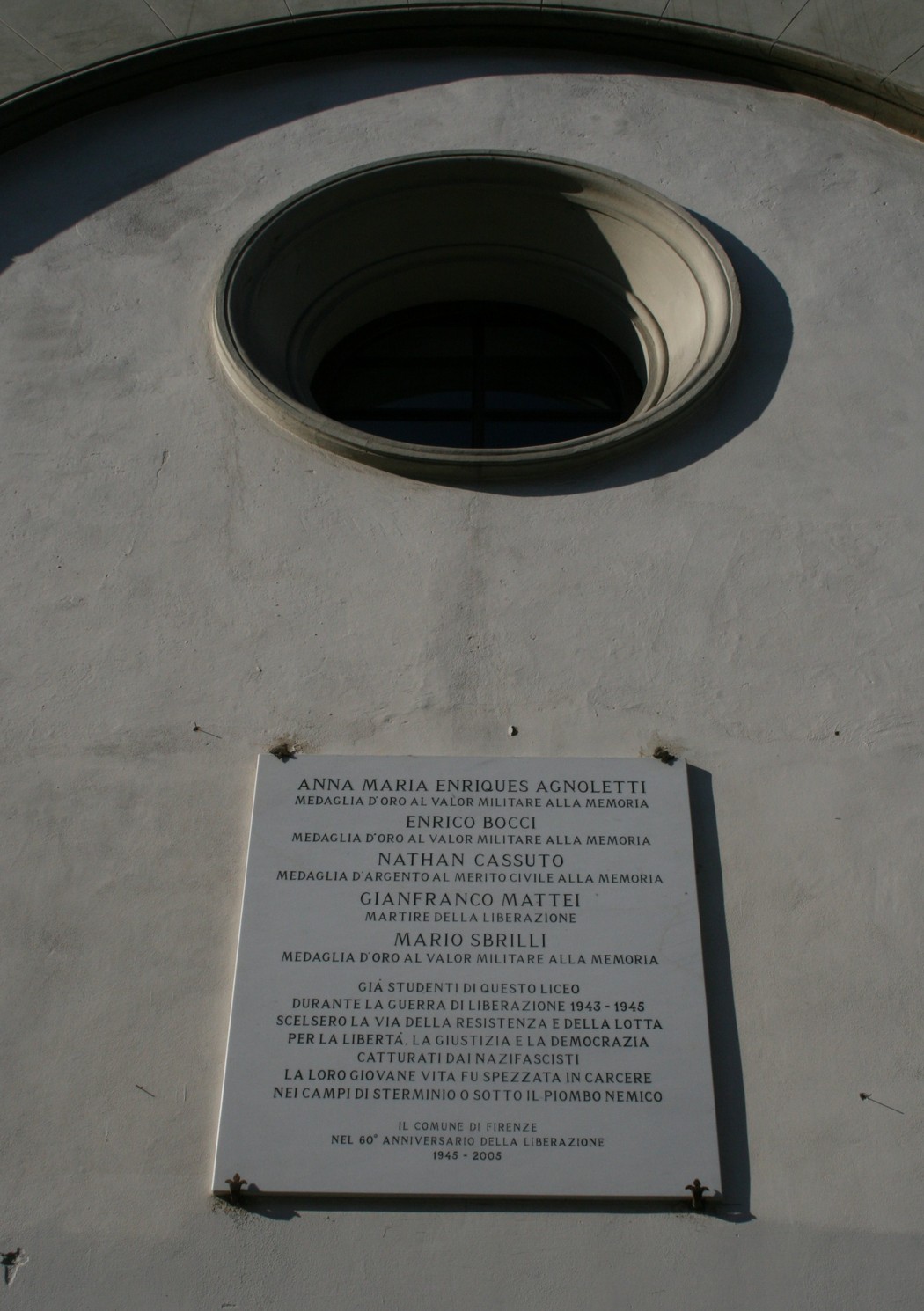 Lapide commemorativa ai caduti del liceo Michelangelo, in onore di studenti e personale deceduti.