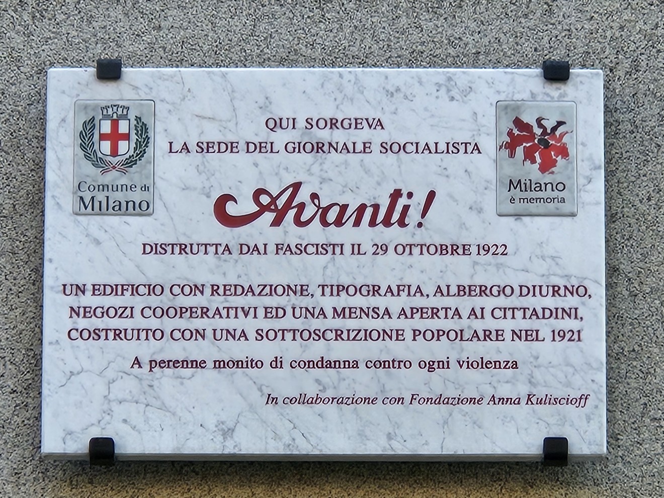 Lapide commemorativa che ricorda la sede del giornale socialista Avanti!, distrutta dai fascisti nel 1922.