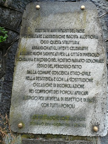 Lapide che commemora le vittime delle guerre coloniali, con un richiamo alla memoria storica e alla resistenza.