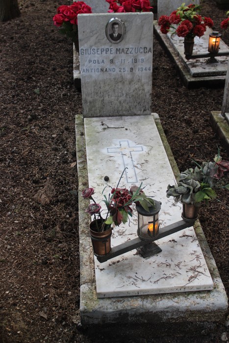 Tombe perpetue dedicate ai caduti per la Libertà, con fiori e lumini commemorativi.