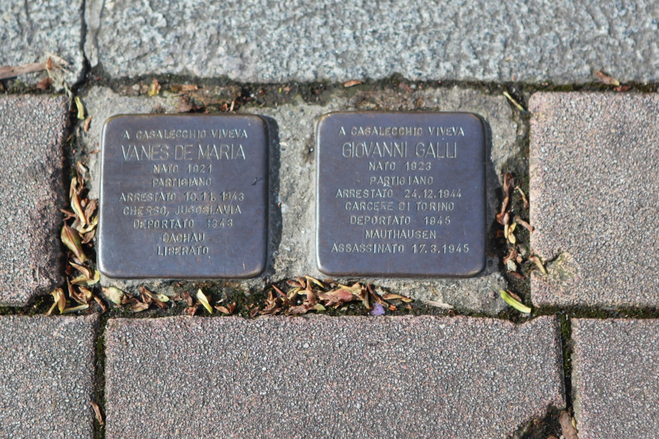 Pietre d'inciampo in memoria di Vanes De Maria e Giovanni Galli, commemorano la loro storia e sofferenza.