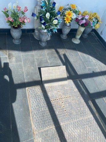 Cappella commemorativa con fiori e targa, in onore dei caduti per la libertà.
