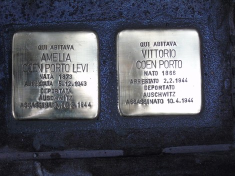 Pietre d'inciampo commemorative dedicate ai fratelli Coen Porto, vittime dell'Olocausto.