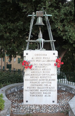 Monumento commemorativo con una campana e un elenco di nomi di caduti per la libertà a Oregina.