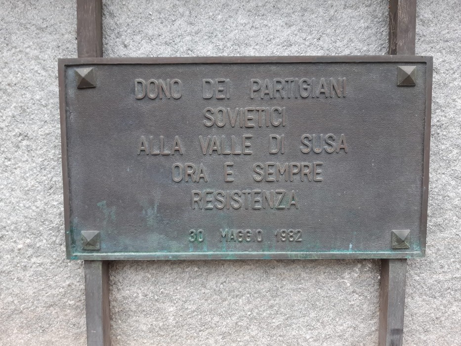 Monumento ai partigiani georgiani, dedicato alla resistenza e commemorazione storica.