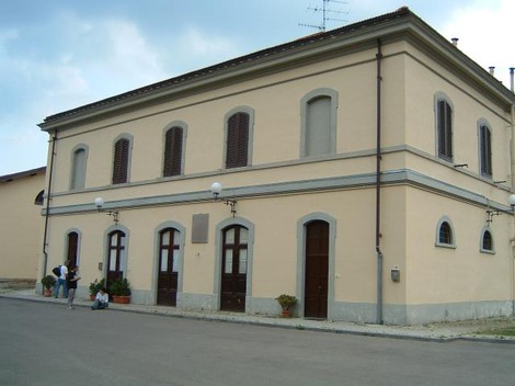 Lapide commemorativa presso la Stazione di Montorsoli, un esempio di architettura storica.