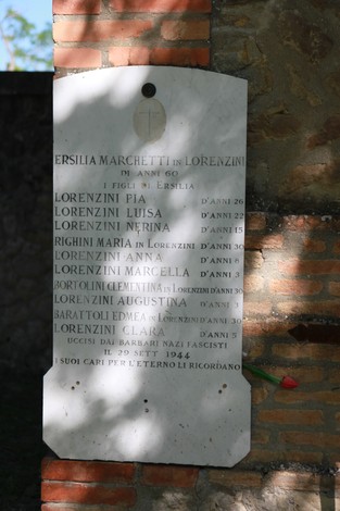 Vecchi sepolcri nel cimitero di San Martino, memoria di storie e vite passate.