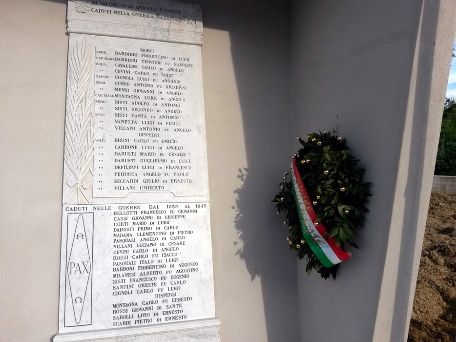 Monumento ai caduti di Torricella Verzate, con lapide commemorativa e corona d'alloro.
