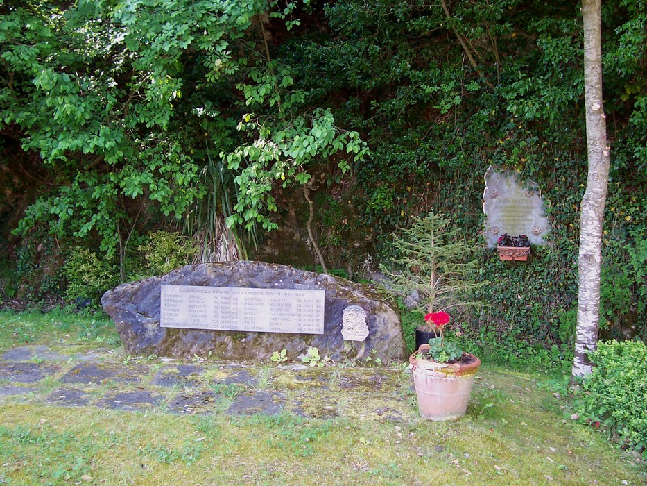 Area monumentale ai Caduti di Partina, dedicata alla memoria dei caduti, immersa nella natura.