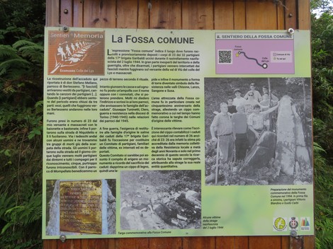 Immagine che rappresenta un pannello informativo sulla fossa comune, dettagliando la sua storia e significato.