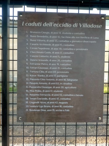 Il Giardino della Memoria presenta una targa commemorativa con nomi e dettagli sui caduti di Villadose.