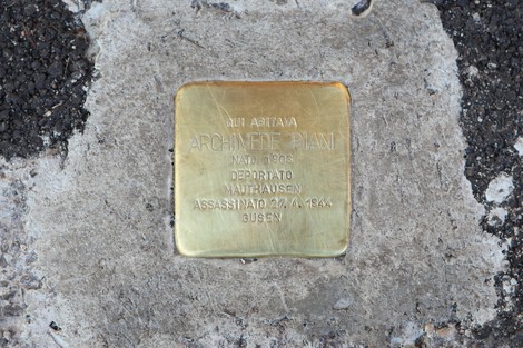 Pietra d'inciampo a Piani, commemorazione di una vittima della Shoah. Riflessione sulla memoria e la storia.