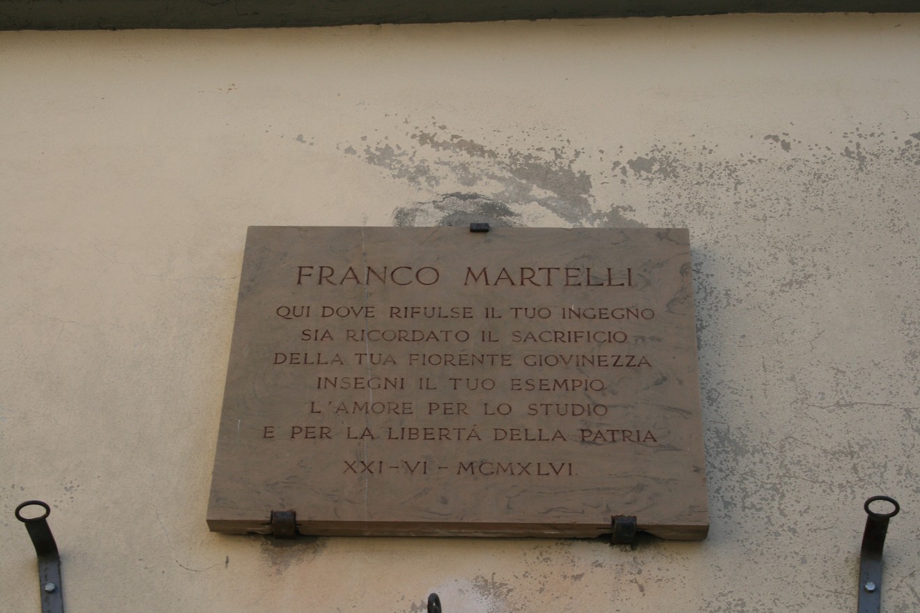 Lapide commemorativa in onore di Franco Martelli, che celebra il suo sacrificio e il suo impegno per la patria.