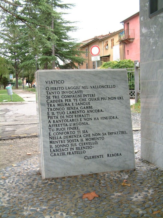 Monumento ai caduti, commemorazione dedicata ai soldati e al loro sacrificio per la patria.