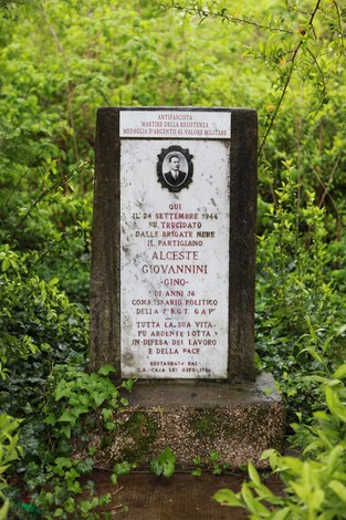 Cippo commemorativo a Giovannini, dedicato al partigiano Alceste, martire della Resistenza.