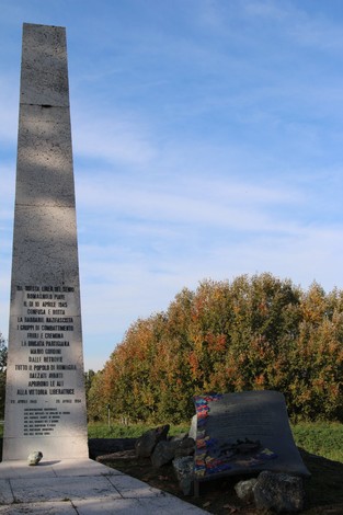 Monumento commemorativo per lo sfondamento del fronte sul Senio, simbolo di memoria storica e resistenza.