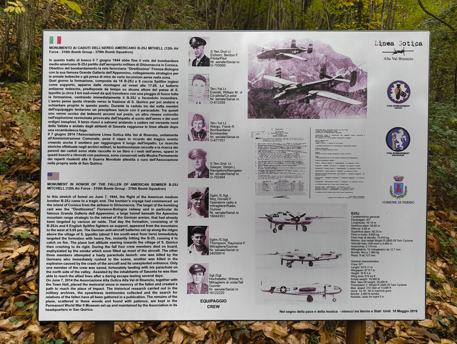 Monumento dedicato all'equipaggio del B25J, commemorando il loro sacrificio durante la Seconda Guerra Mondiale.